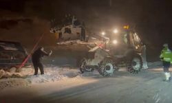 Kara saplanan otomobildeki 3 kişi kurtarıldı