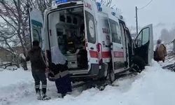 Kardan kapanan yolda hastaneye yetişemeden ambulansta doğum yaptı