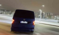 Karlı yolda drift atan sürücülerin tehlikeli anları kamerada