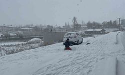 Kars beyaz gelinliğini giydi: Meteoroloji uyarmıştı, kar şehre indi