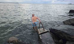 Kdz. Ereğli'de avukat soğuk havaya aldırış etmeden denize girdi