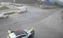 Kırmızı ışıkta bekleyen otomobile arkadan otomobil çarptı: Kaza anı kamerada