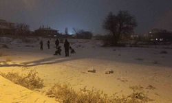 Kırşehir'de kar yağışı başladı, çocuklar kendini dışarı attı