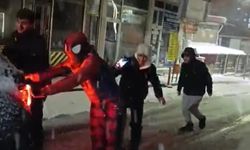 Mahsur kalan sürücüye örümcek adam desteği