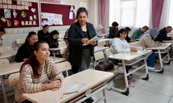 Öğrenciler dışarıda, veliler sınavda