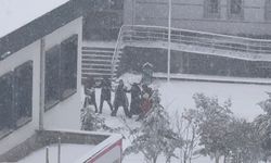 Öğrenciler karın keyfini okul hoparlöründen çalınan oyun havasıyla çıkardı