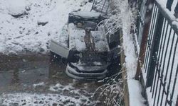 Otomobil köprüden düştü: 2 yaralı