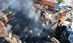 Rize'de bir evde çıkan yangın 2 eve daha sıçradıktan sonra söndürüldü