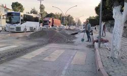 Soğuk havada ısınmak için kürekle halay çeken işçiler ilgi odağı oldu