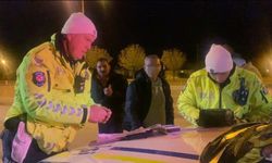 Sürücüsü alkollü çıkan otomobildeki yolcudan gazetecilere: 'Haberin konusu nedir'