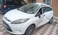 Sürücüsünün kontrolünü kaybettiği tır park halindeki 4 otomobile çarptı