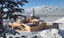 Tarihi İshak Paşa Sarayı'nda kış güzelliği büyülüyor