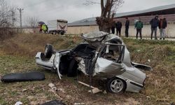 Tokat'ta feci kaza: İkiye ayrılan otomobil sürücüsü ağır yaralandı