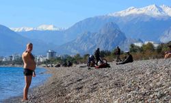Türkiye karla mücadele ederken Antalya'da deniz sefası