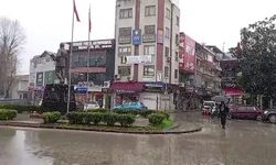 Yüksek kesimlerde 20 santimetreye ulaşan kar, ilçe merkezinde de yağmaya başladı
