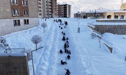 Yüksekova'da çocuklar mahalle yolunu kayak pistine çevirdi