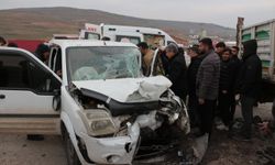 Cizre’de Trafik Kazası: Hafif Ticari Araç Tır Dorsesine Çarptı, 1 Yaralı