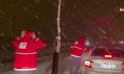 Muş’ta kar yağışı ve tipi nedeniyle yolda mahsur kalan vatandaşların yardımına Kızılay ekipleri yetişti.