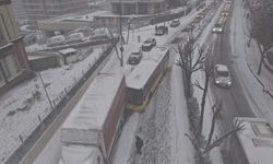 İstanbul’da Kar Alarmı: İETT Otobüsü Karlı Yolda Kontrolden Çıktı