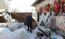 79 yaşındaki adamın bayrak hassasiyeti: Atık toplarken bulduğu bayrakları evinin duvarına asıyor