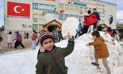 Adanalı öğrencilerin kamyon kamyon kar mutluluğu