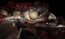 Aksaray'da devrilen tırın sürücüsü hayatını kaybetti