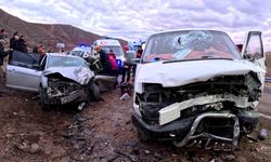 Aksaray'da minibüs ile otomobil kafa kafaya çarpıştı: 6 yaralı