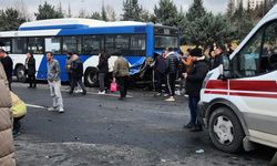 Ankara'da durakta bekleyen EGO otobüsüne otomobil çarptı: 1'i ağır 4 yaralı