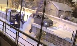 Aracından indi kardan adamı yıkıp gitti