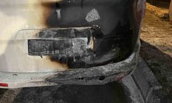 Arnavutköy'de park halindeki otomobil alev aldı: 2 araç kullanılamaz hale geldi