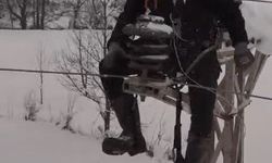 Artvin'de yoğun kar yağışına rağmen elektrik dağıtım şirketi çalışanları kesintisiz enerji için sahada