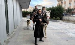 Atlarla geldiler: Film kostümüyle masal gibi nikah