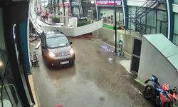 Avcılar'da fırtına iş yerinin çatısının uçma anı kamerada