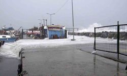 Avcılar'da metrelerce yükselen dalgalar mendireği böyle aştı