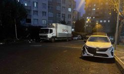 Başakşehir'de park halindeyken freni boşalan tır 5 araca çarptı: 2 araç kullanılamaz hale geldi