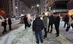 Başkan yolda kalan yolcuları evlerine ulaştırdı