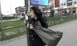 Bebek arabası lodosla birlikte sürüklenerek devrildi