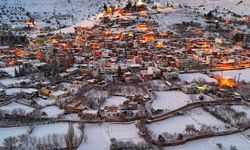 Beyaza bürünen mahalle ihtişamı ile kendine hayran bıraktı