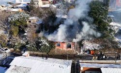 Beykoz'da metruk binada yangın: Ekipler buzlanma nedeniyle zor anlar yaşadı