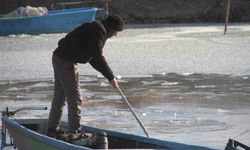 Beyşehir Gölü'nde balıkçıların buzla imtihanı