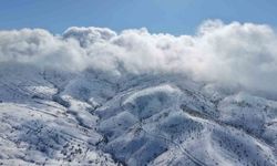 Bin 744 rakımlı Dinek Dağı'nda kartpostallık kış manzarası: Yeni yılın ilk gününde kar sevinci yaşandı