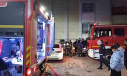 Binanın girişinde çıkan yangın korkuttu