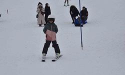 Bitlis'te çocuklar karne tatilinde kayak öğreniyor