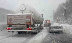 Bolu Dağı'nda yoğun kar yağışında rampayı çıkamayan 2 tır yolu kapattı