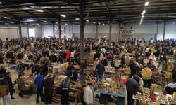 Bu pazarda tezgahtakiler geçmişe götürüyor
