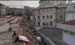 Bursa'da 2 aylık çile...Çöken duvar yolu da camiyi de kapattı