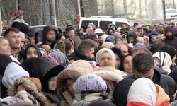 Bursa'da indirim izdihamı: 100 liralık alışveriş için dondurucu soğukta saatlerce beklediler