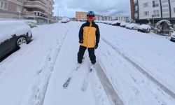 Bursa'da işe kayakla gitti