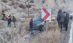 Buzlanan yolda kayan otomobil araziye uçtu