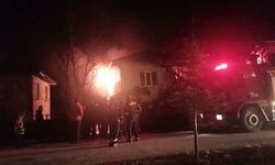 Çatıdan yükselen alevler hızla yayılarak iki katlı evi küle çevirdi